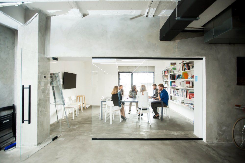 groupe de personnes en réunion